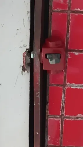 Manutenção em porta de enrolar