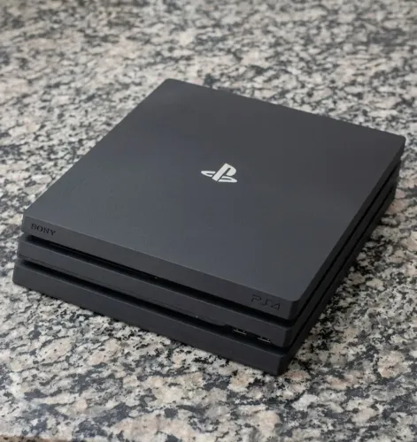 PS4 PRO + CONTROLE ORIGINAL+ GOD OF WAR