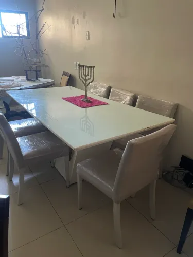 Mesa laqueada com 6 cadeiras 