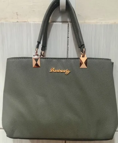 Bolsa cinza feminina. 