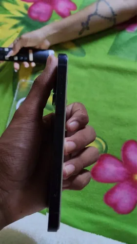 iPhone 12 100% de bateria nem um trincado apenas marcas de uso