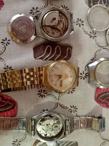 Sucatas de orient caixas tampas algumas peças e pulseiras. Leia sucata.