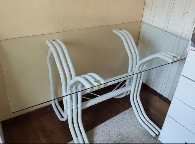 Mesa de vidro, vendo ou troco por mesa redonda.
