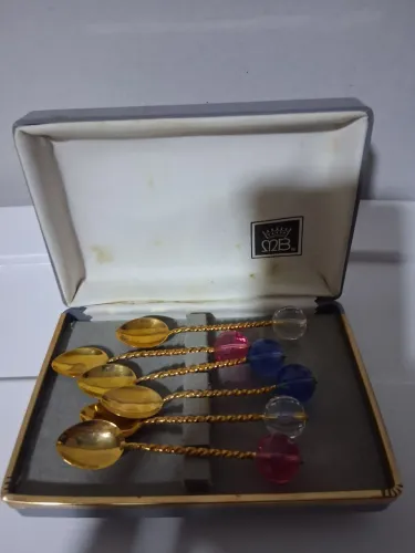 Vendo lindo conjunto antigo de seis colheres para cafe com cabos com pedrarias