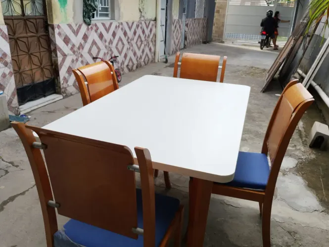 Mesa e cadeiras