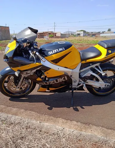 Suzuki GSX 750 2001 - Linda, forte