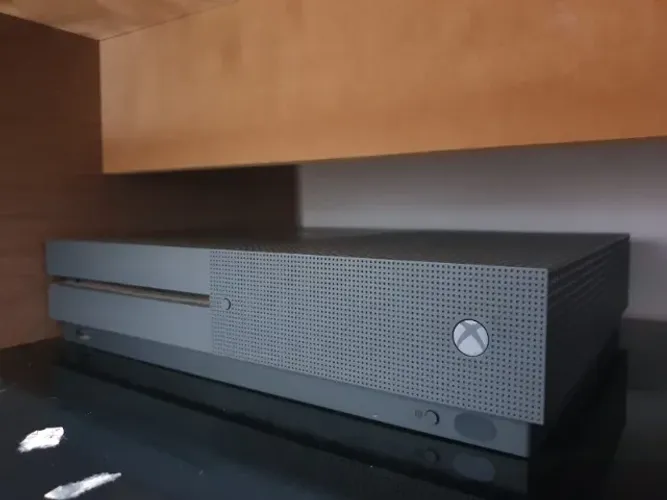 Xbox One S com 2 controles