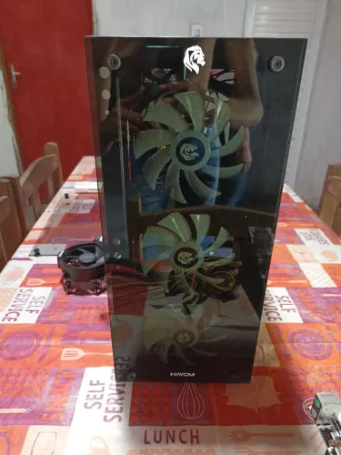 Gabinete gamer com 4 fãns