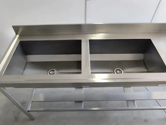 Pia inox 2 bojos contraventada 2,80×0,60×0,90 tampo 20# 