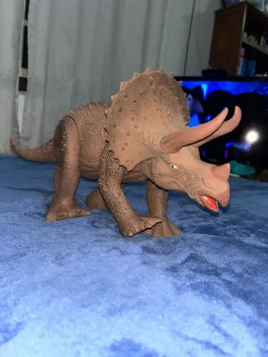 Este boneco é um Triceratops da linha Dino World, fabricado pela marca Cotiplás.