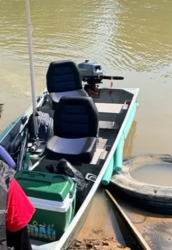 Barco de alumínio 3m com motor 4hp 2 tempos e cadeirinhas em courino reclináveis