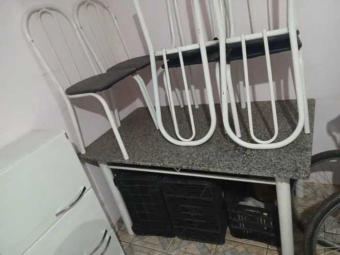 Vendo mesa de jantar 6 cadeiras 