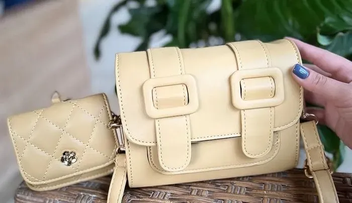 Bag mostarda blogueira inclui alça transversal e a mini bolsinha da foto