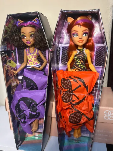 Combo 2 bonecas monster high courtside fang out Clawdeen e Toralei na caixa g3