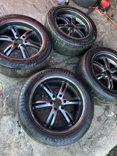 Aro 20 6 furos com pneus