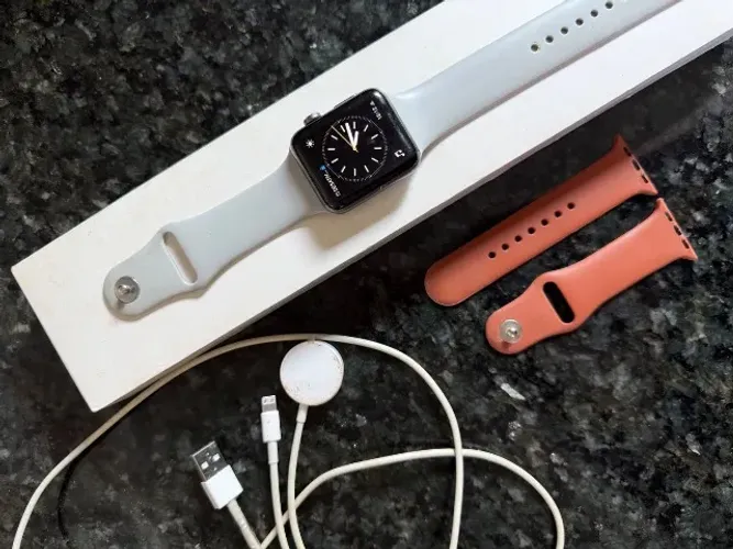 Apple Watch original série 3 R$ 450,00 (vai com carregador e acessórios)