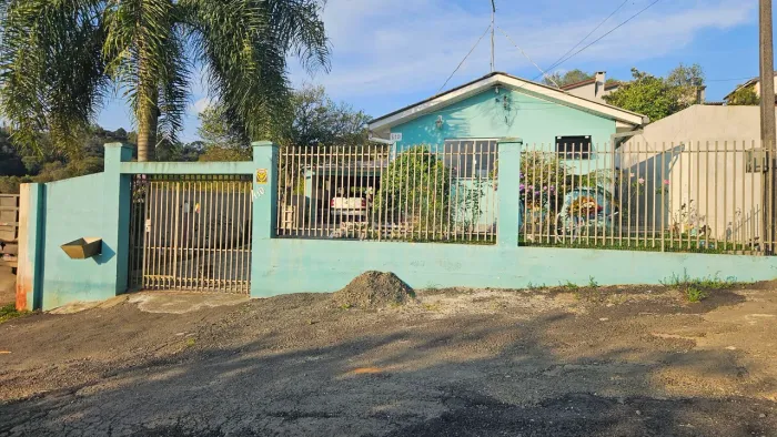 Vende-se Casa Núcleo Cristo Rei.