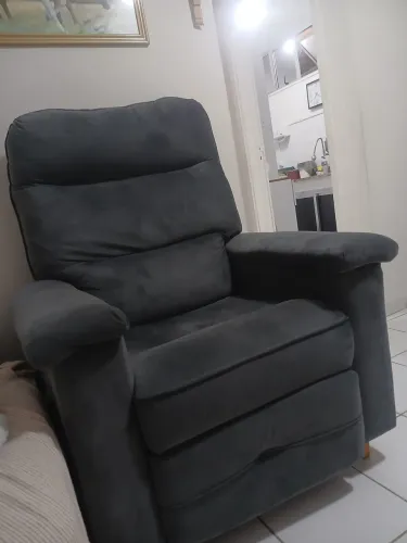 Vendo poltrona reclinavel muito nova comprada no magalu