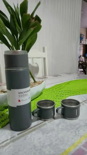 Garrafa de alumínio 500ml + 3 xicaras Cor cinsa e cromado