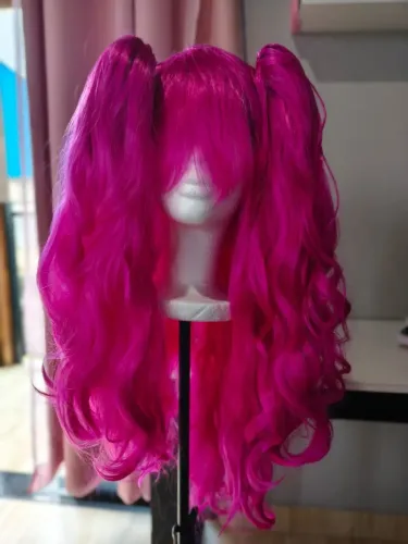 Peruca wig rosa pink ondulada com franja e dois ponytails sintética cosplay