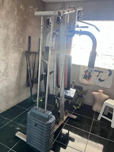 Estação de musculação multifuncional com elíptico