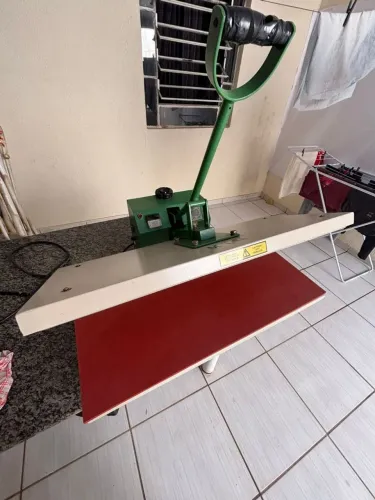 Prensa térmica plana de grande formato da marca MTM Printing Machine, modelo MTM-82A