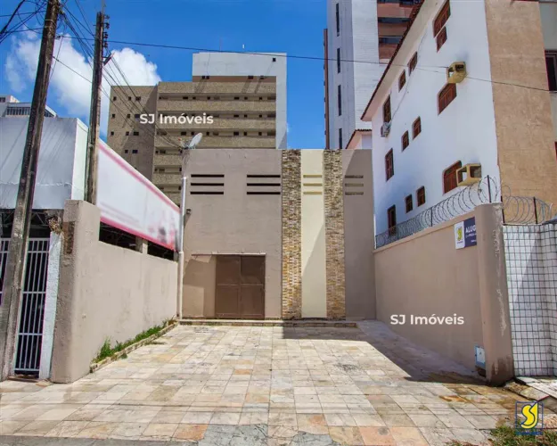 Espaço com 15 salas, 7 banheiros e estacionamento para 6 veículos