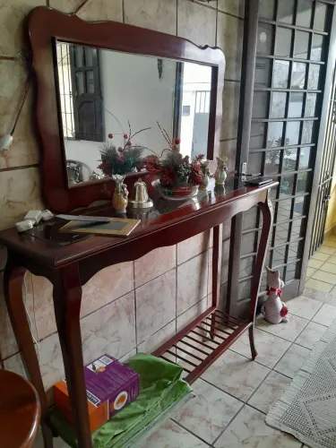 Conjunto de aparador de madeira com espelho medio