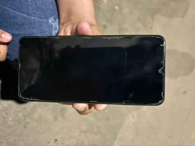 Vendo realme c61 zerado trincado apenas na película