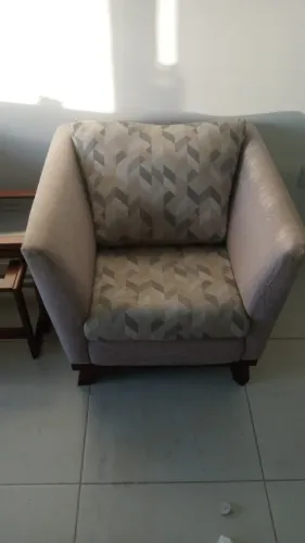 Poltrona Grande Bege Estampada com Pés de Madeira