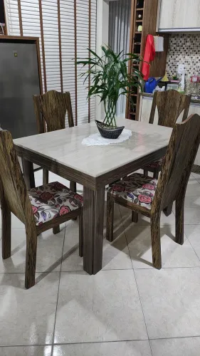 Mesa com quatro cadeiras, semi-nova