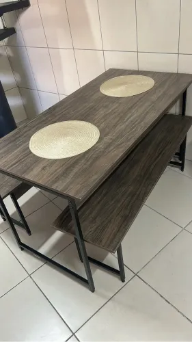 Mesa com 2 bancos 