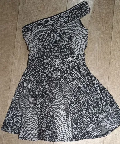 Vestido Curto Miss & Misses Um Ombro Só Estampado P&B (Ref. 15948)