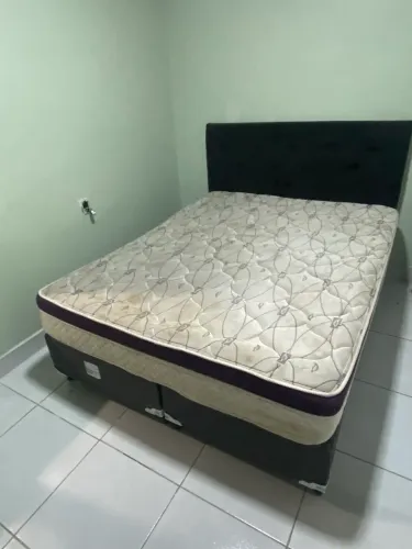 Cama queen colchão e estrutura da base boa porém precisa higienizar
