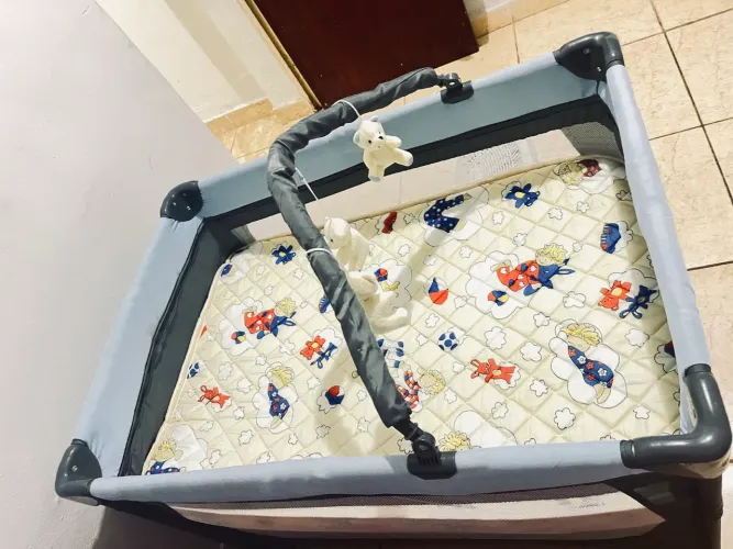 Berço pinteiro com colchão 