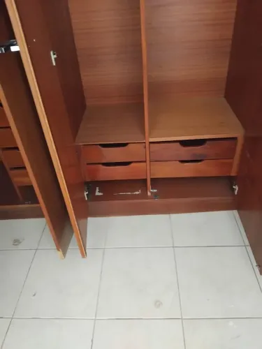 Um guarda roupa de casal e um de solteiro