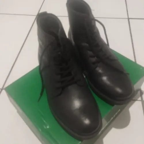 Bota masculina pegada