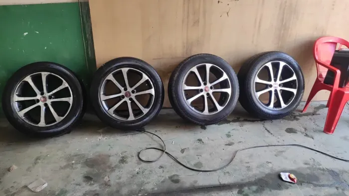Vende-se 4 rodas completas com jante esportiva Fiat. Pneus Pirelli 215/55R17.Valor 1800,00
