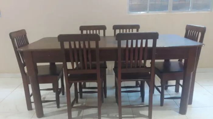 Jogo de mesa com cadeiras em madeira