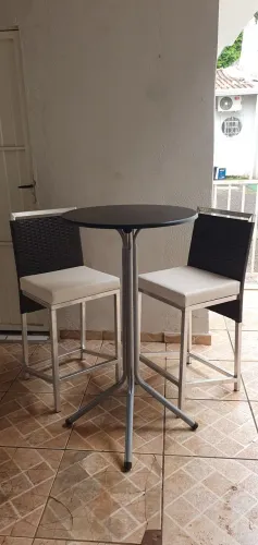 Mesa bistrô com 2 cadeiras alumínio. 