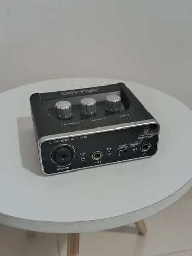 Interface de Áudio Behringer U-Phoria