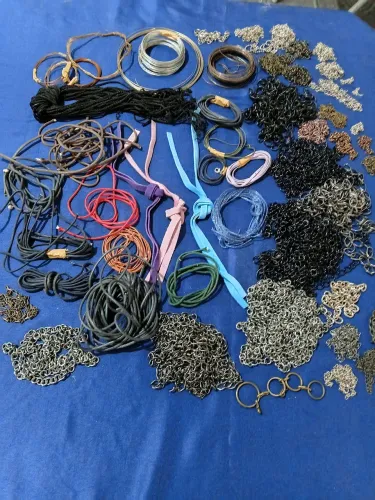 Correntes , cordões encerados , tiras de camurça, arames para fazer colares e pulseiras