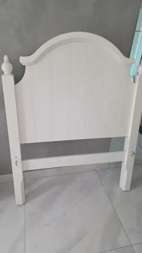 Cabeceira de cama em madeira.