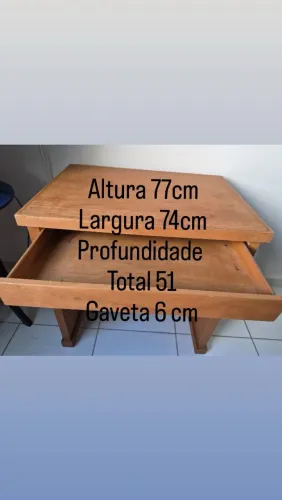 Escrivaninha de madeira crua
