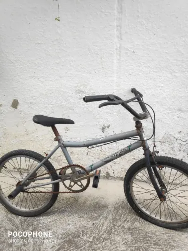Bicicleta BMX precisando de manutenção