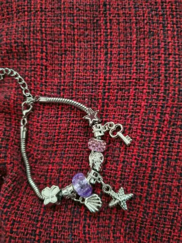 pulseira com pingentes prateada
