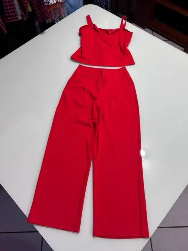 conjunto vermelho calça e blusa