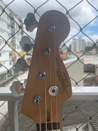 Baixo Precision Squier 4 cordas
