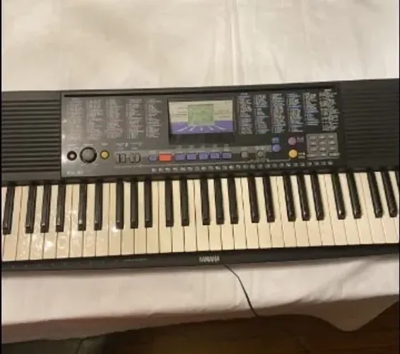 TECLADO YAMAHA PSR 190 + PEDESTAL