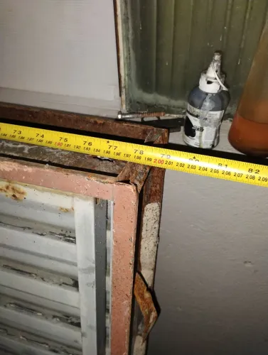 Vende-se uma janela 1.20 de altura por 2.00 de comprimento. Duas folhas uma de vidro e uma